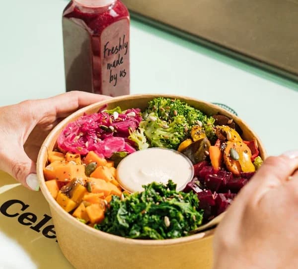 Eine Pure-Bowl für Abholung oder Lieferung